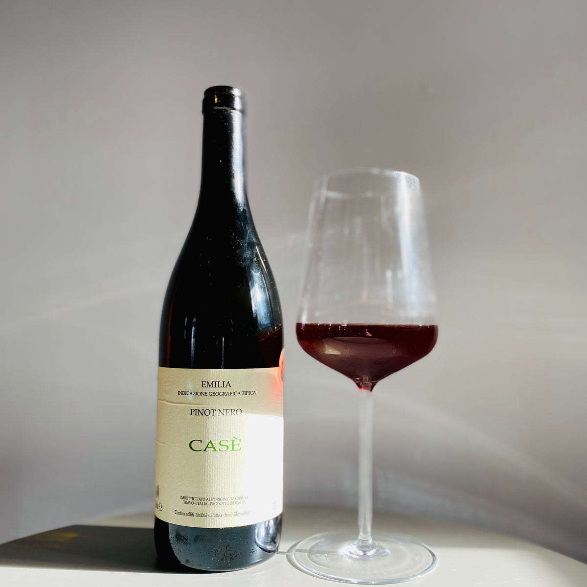 Bouteille de vin rouge nature du Domaine Casè en Émile-Romagne: Pinot nero (Image: 2 sur 2)