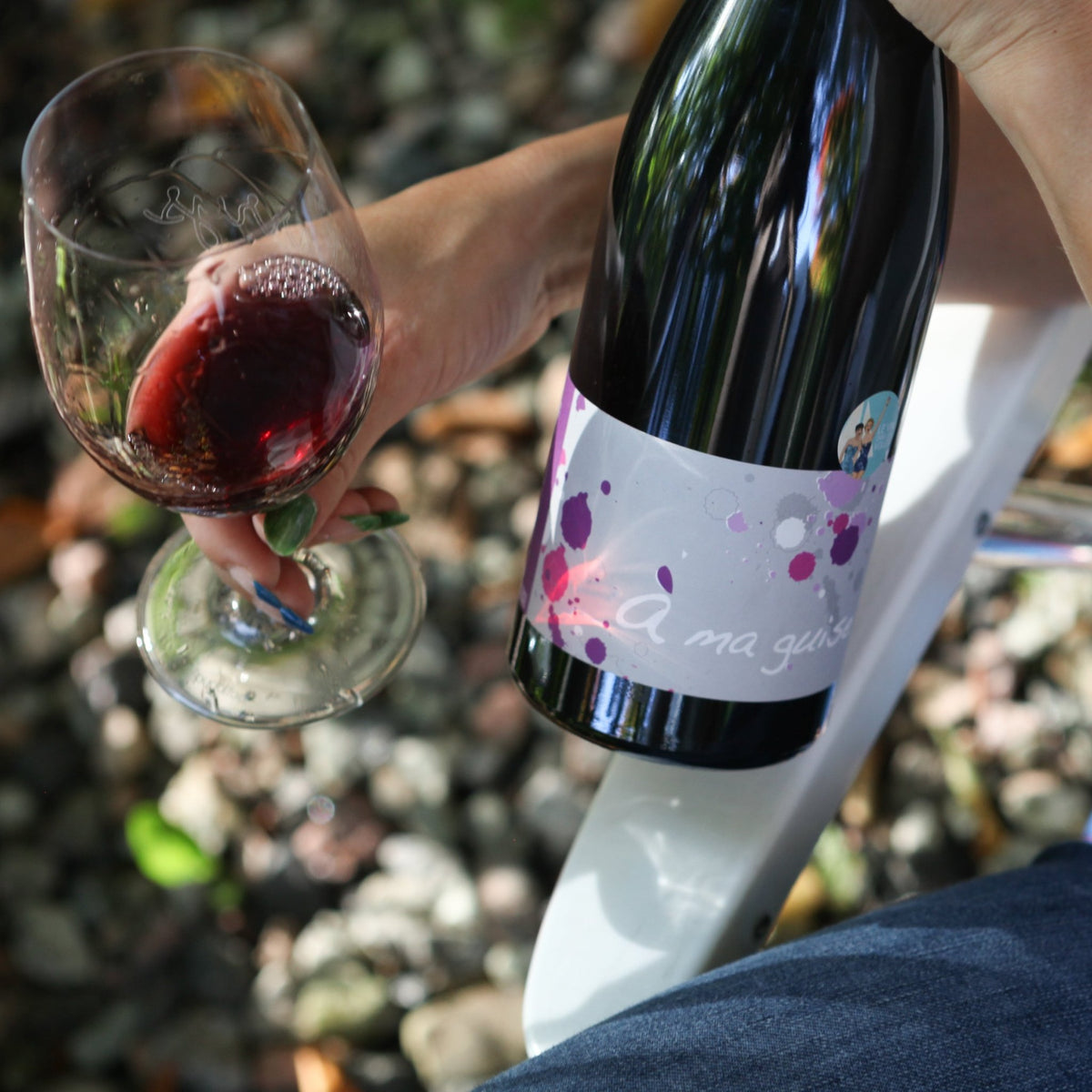 Bouteille de vin rouge léger de la Provence du Domaine Les Terres Promises : À ma guise. Un vin nature à partager, en importation privée au Québec. Parfait pour vos accords mets-vins grâce à la sélection de Le vin dans les voiles. (image : 2 sur 2)