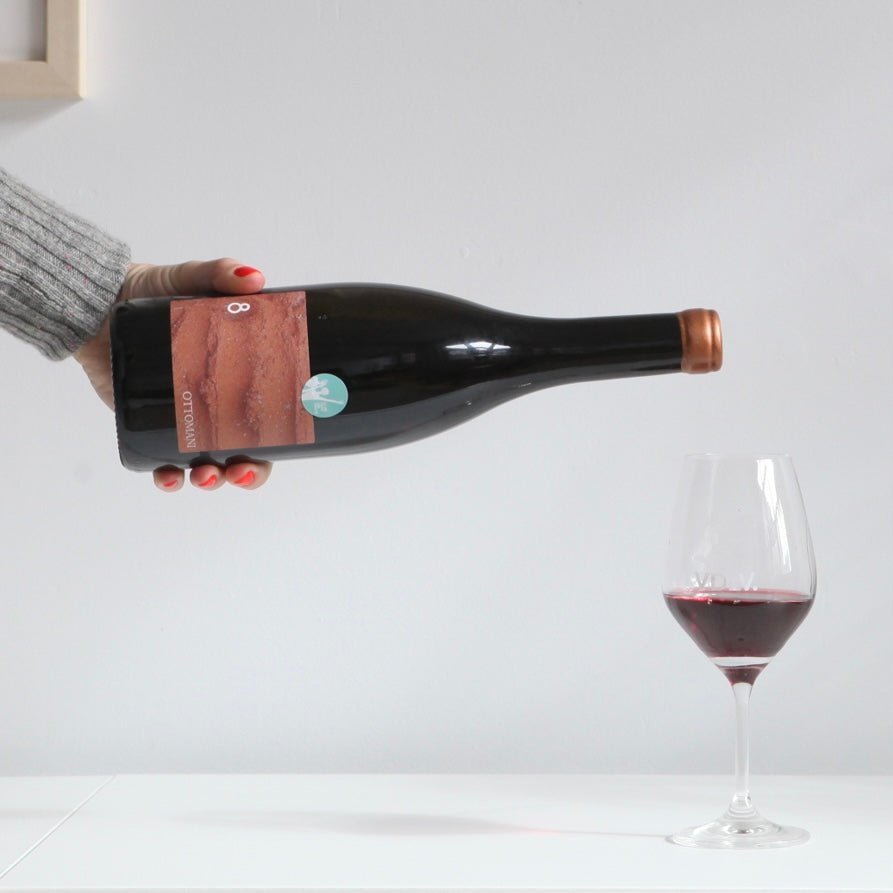 Bouteille de vin rouge biologique de la Toscane par Ottomani : Anfora Sangiovese. Un vin nature à partager, en importation privée au Québec. Parfait pour vos accords mets-vins grâce à la sélection de Le vin dans les voiles. (image : 2 sur 2)