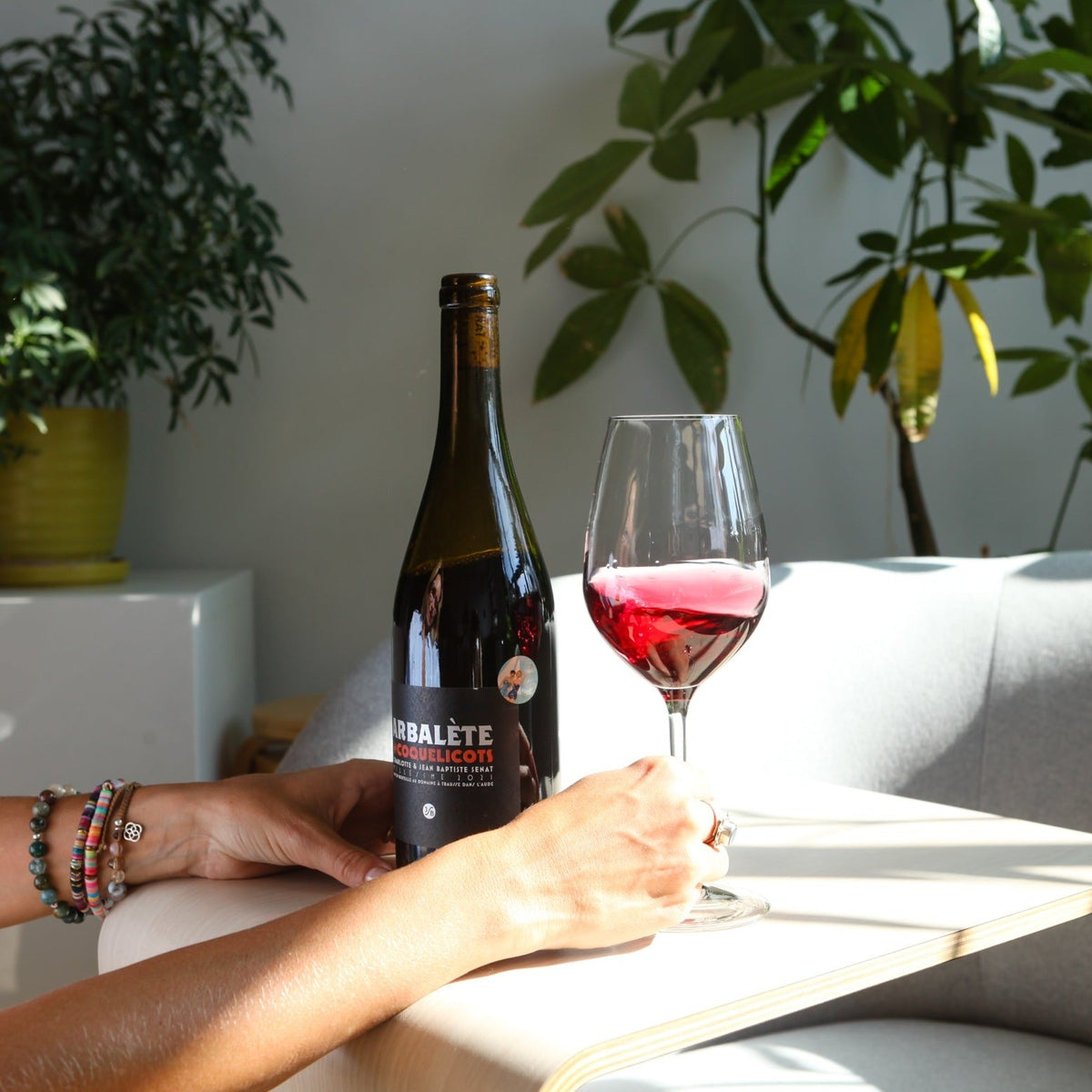 Bouteille de vin rouge du Minervois en France par le Domaine Charlotte et Jean-Baptiste Sénat : Arbalète et coquelicots. Un vin nature à se procurer en importation privée au Québec. Parfait pour vos accords mets-vins grâce à la sélection de Le vin dans les voiles. (image : 2 sur 2)