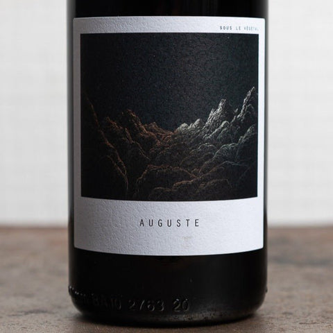 Bouteille de vin rouge biologique de la Grèce sur l'île de Samos par le projet Sous le Végétal : Auguste. Un vin nature à se procurer en importation privée au Québec. Parfait pour vos accords mets-vins grâce à la sélection de Le vin dans les voiles.