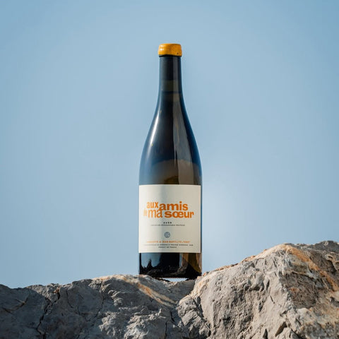 Bouteille de vin blanc biologique du Minervois en France par le Domaine Charlotte et Jean-Baptiste Sénat : Aux amis de ma soeur. Un vin nature à se procurer en importation privée au Québec. Parfait pour vos accords mets-vins grâce à la sélection de Le vin dans les voiles.