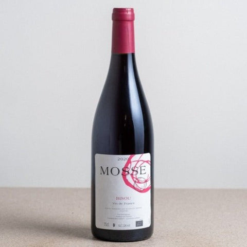Bouteille de vin rouge de la Loire du Domaine Mosse : Bisou. Un vin nature à partager, en importation privée au Québec. Parfait pour vos accords mets-vins grâce à la sélection de Le vin dans les voiles.