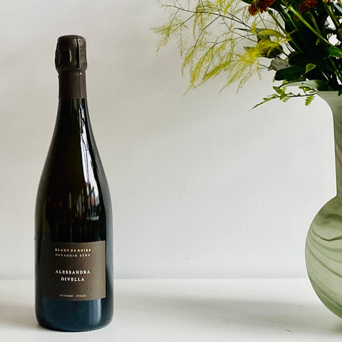 Bouteille de vin mousseux biologique de la Lombardie en Italie par Alessandra Divella : Blanc de noirs. Un vin nature à se procurer en importation privée au Québec. Parfait pour vos accords mets-vins grâce à la sélection de Le vin dans les voiles.