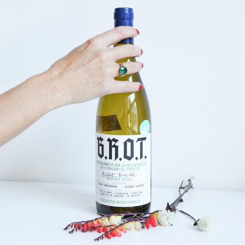 Bouteille de vin blanc biodynamique du Penedès en Espagne par le Domaine Josep Masachs : Blanc Inicial B.R.O.T. Un vin nature à partager, en importation privée au Québec. Parfait pour vos accords mets-vins grâce à la sélection de Le vin dans les voiles.