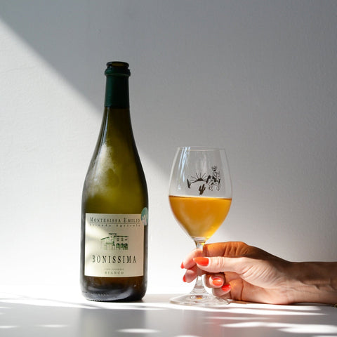 Bouteille de vin orange frizzante de l'Émilie-Romagne en Italie par Elisabetta Montesissa : Bonissima. Un vin nature à partager, en importation privée au Québec. Parfait pour vos accords mets-vins grâce à la sélection de Le vin dans les voiles.