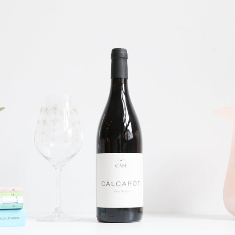 Bouteille de vin rouge de l'Émilie-Romagne en Italie par le Domaine Casè : Calcarot. Un vin nature à partager, en importation privée au Québec. Parfait pour vos accords mets-vins grâce à la sélection de Le vin dans les voiles.