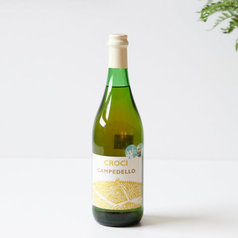 Bouteille de vin orange frizzante de l'Émilie-Romagne en Italie par Massimiliano Croci : Campedello. Un vin nature à partager, en importation privée au Québec. Parfait pour vos accords mets-vins grâce à la sélection de Le vin dans les voiles.