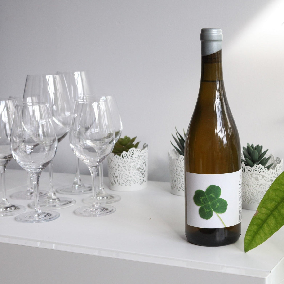 Bouteille de vin blanc biologique du Penedès en Espagne par le Domaine Vynies Singulars : Can Marti. Un vin nature à partager, en importation privée au Québec. Parfait pour vos accords mets-vins grâce à la sélection de Le vin dans les voiles. (image : 2 sur 2)