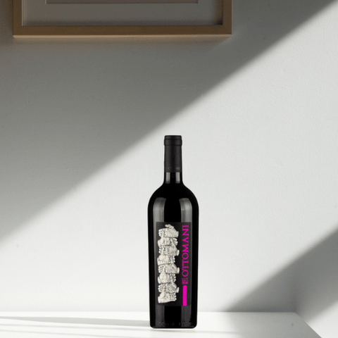 Bouteille de vin rouge biologique de la Toscane par Ottomani : Canaiolo. Un vin nature à partager, en importation privée au Québec. Parfait pour vos accords mets-vins grâce à la sélection de Le vin dans les voiles.