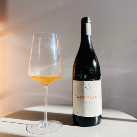 Bouteille de vin orange de l'Émilie-Romagne en Italie par le Domaine Casè : Riva del Ciliegio. Un vin nature à partager, en importation privée au Québec. Parfait pour vos accords mets-vins grâce à la sélection de Le vin dans les voiles.