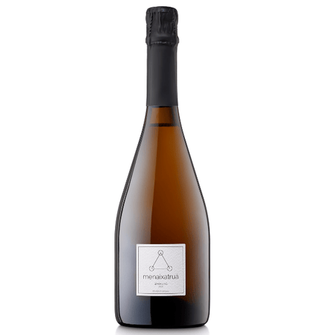 Bouteille de vin mousseux nature par le Domaine Vinyes Singulars dans le Penedès en Espagne : Cava Menaxiatrua. Un vin nature à partager, en importation privée au Québec. Parfait pour vos accords mets-vins grâce à la sélection de Le vin dans les voiles.