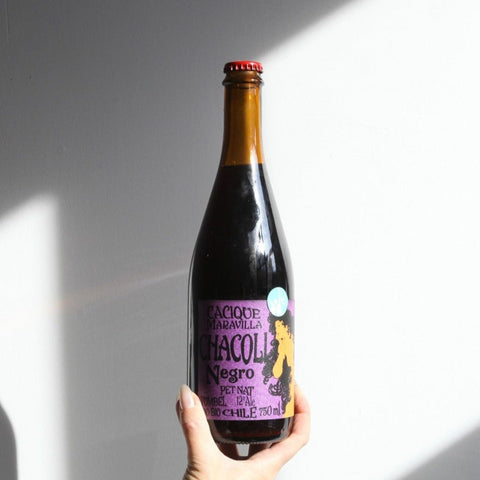 Bouteille de pétillant naturel rouge du Chili du domaine Cacique Maravilla : Chacoli negro. Un vin nature pour vos accords mets et vin, disponible au Québec avec l'agence d'importation privée Le vin dans les voiles. (Image : 1 sur 2)