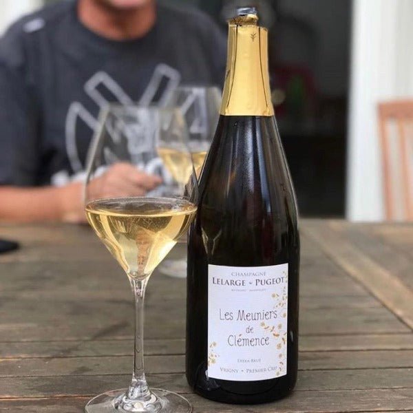 Bouteille de champagne 1er cru en biodynamie par la famille Lelarge-Pugeot à Vrigny : Les Meuniers de Clémence Champagne 1er Cru. Un vin nature à partager, en importation privée au Québec. Parfait pour vos accords mets-vins grâce à la sélection de Le vin dans les voiles. (image : 2 sur 2)