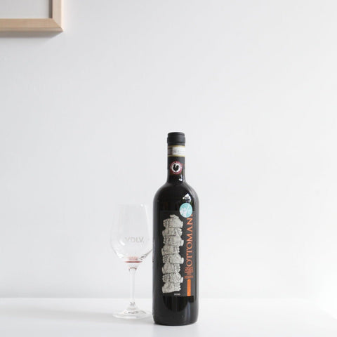 Bouteille de vin rouge biologique de la Toscane par Ottomani : Chianti Classico Riserva. Un vin nature à partager, en importation privée au Québec. Parfait pour vos accords mets-vins grâce à la sélection de Le vin dans les voiles.