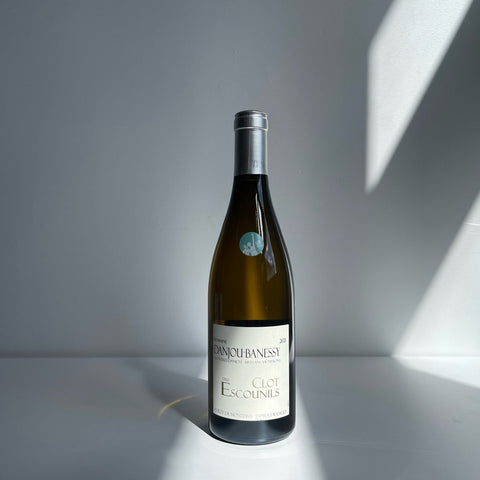 Bouteille de vin blanc du Roussillon par le Domaine Danjou-Banessy : Clot dels Escounils. Un vin nature à partager, en importation privée au Québec. Parfait pour vos accords mets-vins grâce à la sélection de Le vin dans les voiles.