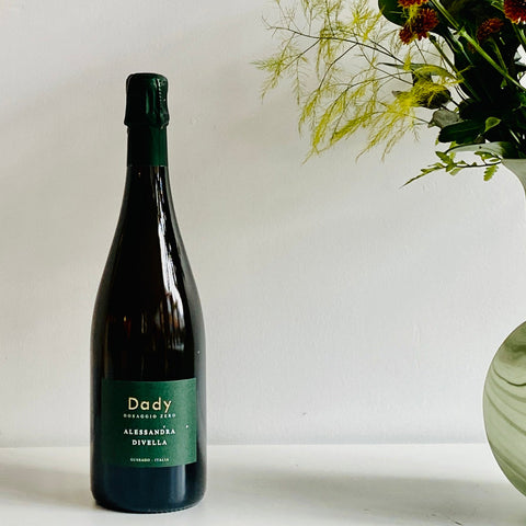 Bouteille de vin mousseux biologique de la Lombardie en Italie par Alessandra Divella : Dady. Un vin nature à se procurer en importation privée au Québec. Parfait pour vos accords mets-vins grâce à la sélection de Le vin dans les voiles.