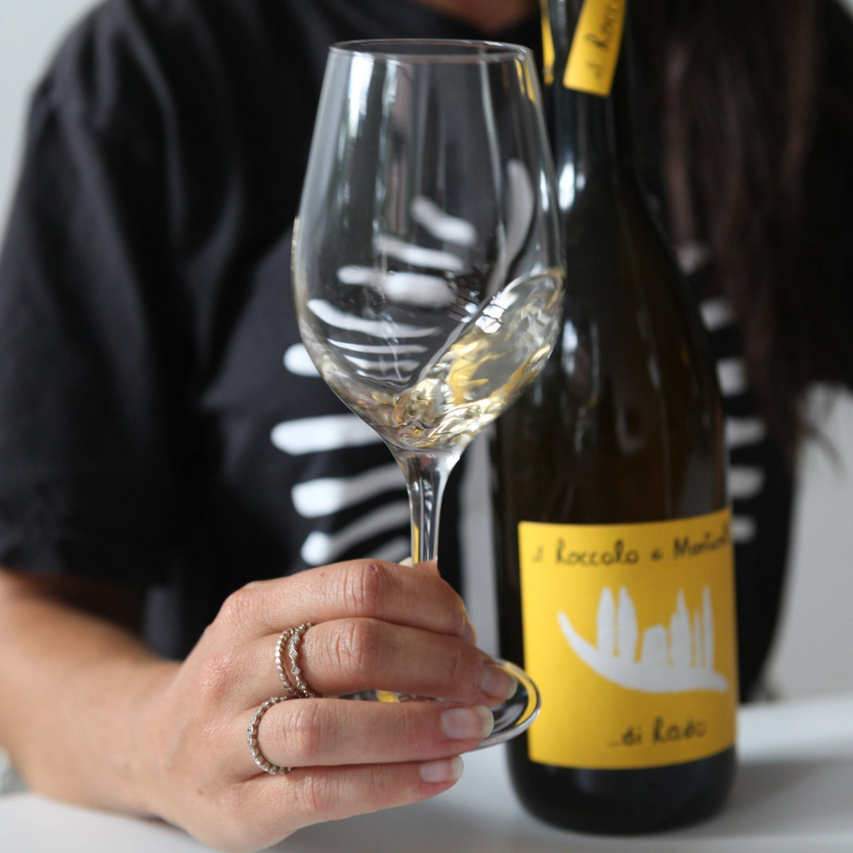 Bouteille de vin orange naturel de la Vénétie en Italie par le domaine Il Roccolo di Monticelli : Di Rado. Un vin nature à partager, en importation privée au Québec. Parfait pour vos accords mets-vins grâce à la sélection de Le vin dans les voiles. (image : 2 sur 2)