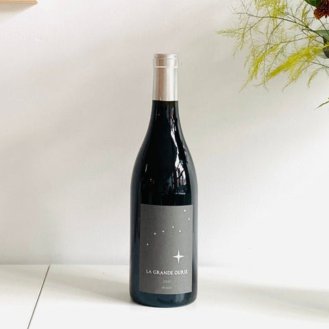 Bouteille de vin rouge biodynamique du Rhône du Domaine La Grande Ourse : La Grande Ourse Rouge. Un vin nature à se procurer en importation privée au Québec. Parfait pour vos accords mets-vins grâce à la sélection de Le vin dans les voiles.