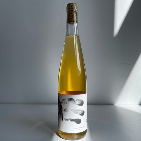 Bouteille de vin blanc naturel de la Tchéquie chez Syfany Winery : Green Veltliner. Un vin nature à partager, en importation privée au Québec. Parfait pour vos accords mets-vins grâce à la sélection de Le vin dans les voiles.