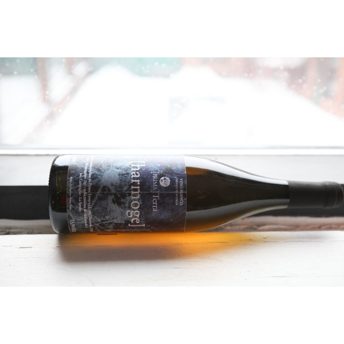 Bouteille de vin orange des Cinque Terre en Italie par le vigneron Walter de Battè et le projet Prima Terra : Harmoge. Un vin nature à se procurer en importation privée au Québec. Parfait pour vos accords mets-vins grâce à la sélection de Le vin dans les voiles. (image : 2 sur 2)