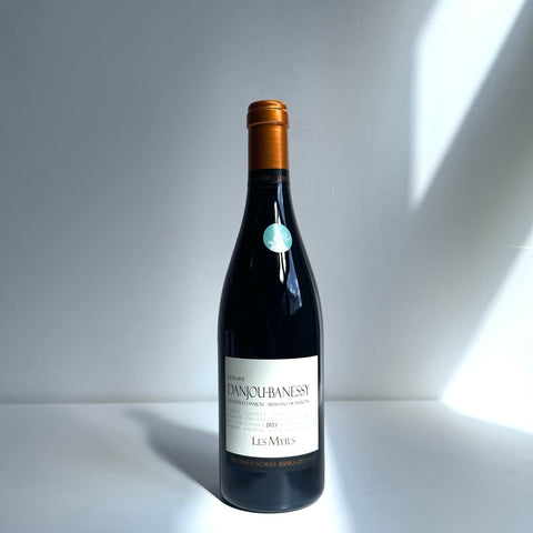 Bouteille de vin rouge du Roussillon par le Domaine Danjou-Banessy : Les Myrs. Un vin nature à partager, en importation privée au Québec. Parfait pour vos accords mets-vins grâce à la sélection de Le vin dans les voiles.