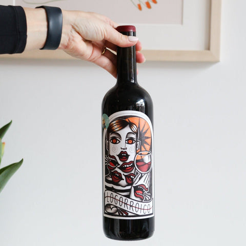 Bouteille de vin rouge de la Ligurie en Italie par le Domaine Il Torchio : Logorroico. Un vin nature à se procurer en importation privée au Québec. Parfait pour vos accords mets-vins grâce à la sélection de Le vin dans les voiles.