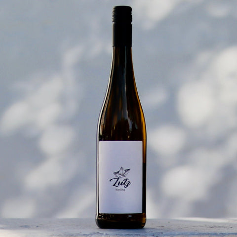 Bouteille de vin blanc de la Moselle en Allemagne par le vigneron Jan-Philipp Bleeke : Lutz Riesling. Un vin nature à partager, en importation privée au Québec. Parfait pour vos accords mets-vins grâce à la sélection de Le vin dans les voiles.