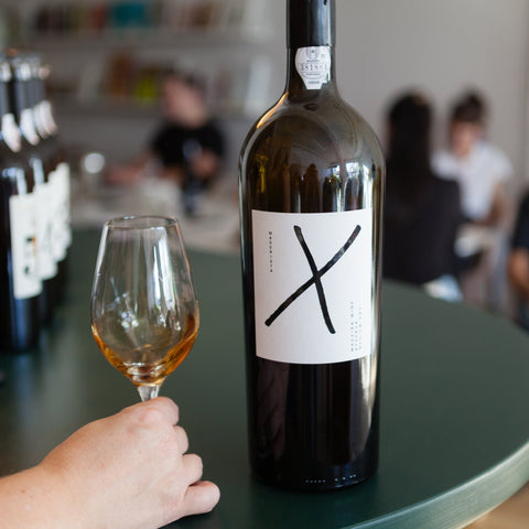 Bouteille de madère du Portugal naturel par The Madeira Collection, format magnum de 1,5 litres : Maderista X. Un vin nature à partager, en importation privée au Québec. Parfait pour vos accords mets-vins grâce à la sélection de Le vin dans les voiles.