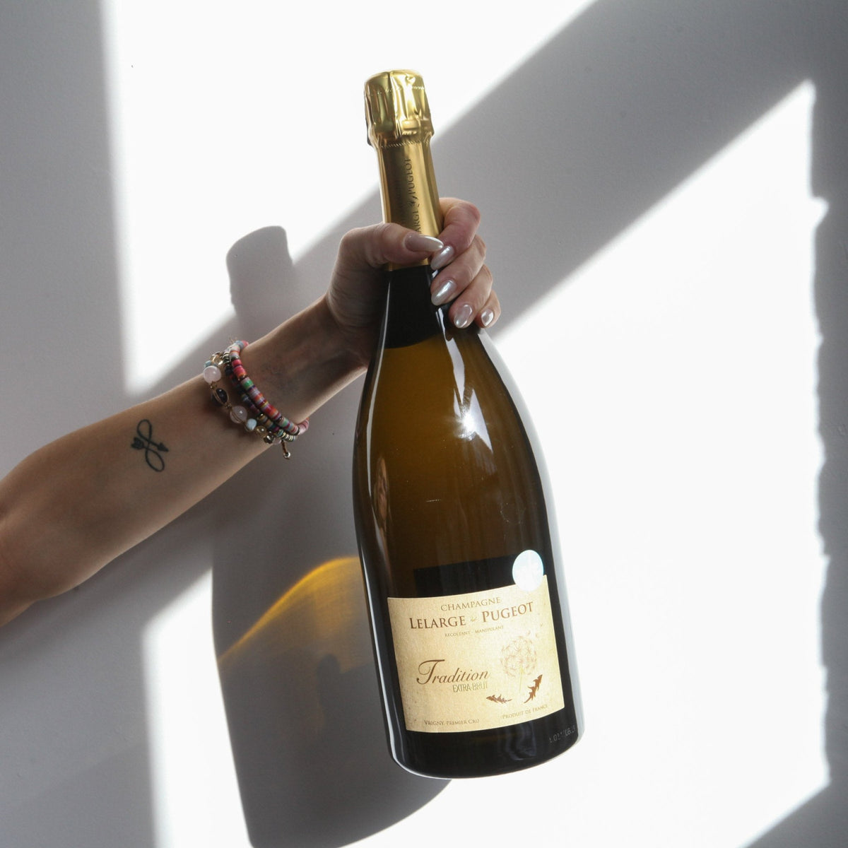 Bouteille magnum de champagne 1er cru en biodynamie par la famille Lelarge-Pugeot à Vrigny : Tradition Extra-Brut Champagne 1er Cru. Un vin nature à partager, en importation privée au Québec. Parfait pour vos accords mets-vins grâce à la sélection de Le vin dans les voiles. (image: 3 sur 3)