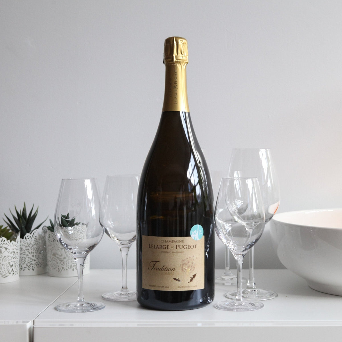 Bouteille magnum de champagne 1er cru en biodynamie par la famille Lelarge-Pugeot à Vrigny : Tradition Extra-Brut Champagne 1er Cru. Un vin nature à partager, en importation privée au Québec. Parfait pour vos accords mets-vins grâce à la sélection de Le vin dans les voiles. (image: 2 sur 3)