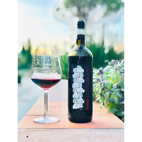 Bouteille de vin rouge biologique de la Toscane par Ottomani en format magnum : Magnum Chianti Superiore. Un vin nature à partager, en importation privée au Québec. Parfait pour vos accords mets-vins grâce à la sélection de Le vin dans les voiles.