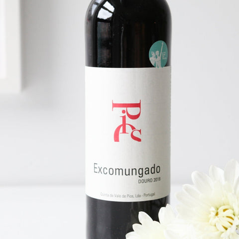 Bouteille de vin rouge naturel du Douro au Portugal par Quinta de Vale de Pios : Excomungado. Un vin nature à partager, en importation privée au Québec. Parfait pour vos accords mets-vins grâce à la sélection de Le vin dans les voiles.