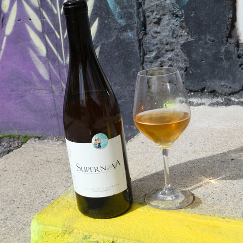 Bouteille de vin orange format 1,5 litres du Roussillon par le Domaine Danjou-Banessy : Supernova. Un vin nature à partager, en importation privée au Québec. Parfait pour vos accords mets-vins grâce à la sélection de Le vin dans les voiles.