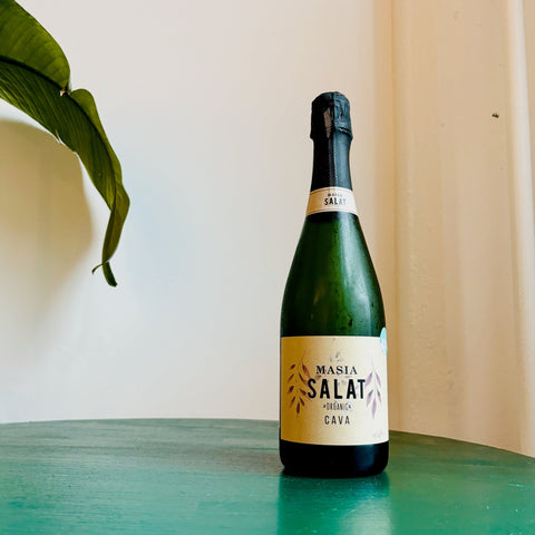 Bouteille de vin mousseux biologique d'appellation CAVA du Penedès en Espagne par le Domaine Josep Masachs : Masia Salat Brut Nature. Un vin nature à partager, en importation privée au Québec. Parfait pour vos accords mets-vins grâce à la sélection de Le vin dans les voiles.