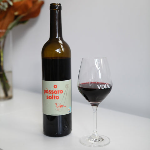 Bouteille de vin rouge biologique du Douro au Portugal par Quinta de Vale de Pios : O Passaro Solto. Un vin nature à partager, en importation privée au Québec. Parfait pour vos accords mets-vins grâce à la sélection de Le vin dans les voiles. (image : 1 sur 2)