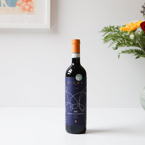 Bouteille de vin rouge biologique, nebbiolo de la Lombardie par le Domaine Dirupi : Olé Rosso di Valtellina. Un vin nature à se procurer en importation privée au Québec. Parfait pour vos accords mets-vins grâce à la sélection de Le vin dans les voiles.