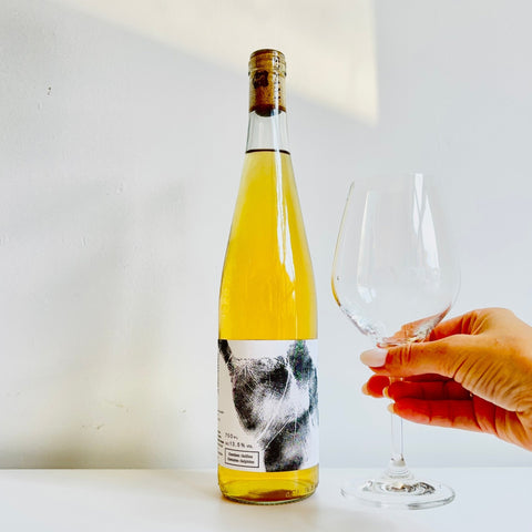Bouteille de vin blanc naturel de la Tchéquie chez Syfany Winery : Pálava. Un vin nature à partager, en importation privée au Québec. Parfait pour vos accords mets-vins grâce à la sélection de Le vin dans les voiles.