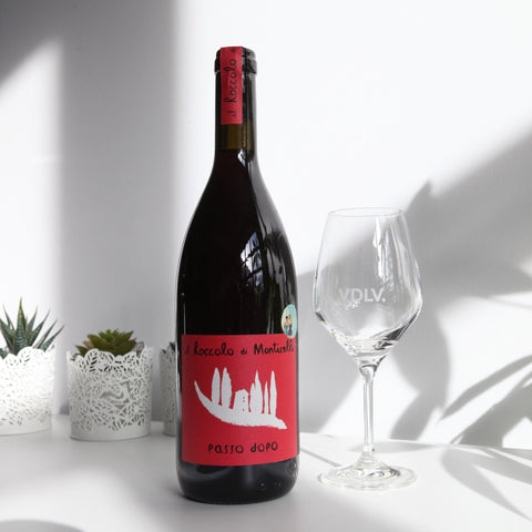 Bouteille de vin rouge naturel de la Vénétie en Italie par le domaine Il Roccolo di Monticelli : Passo dopo. Un vin nature à partager, en importation privée au Québec. Parfait pour vos accords mets-vins grâce à la sélection de Le vin dans les voiles.