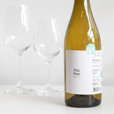 Bouteille de vin blanc biologique du Penedès en Espagne par le Domaine Vynies Singulars : Pim Pam blanc. Un vin nature à partager, en importation privée au Québec. Parfait pour vos accords mets-vins grâce à la sélection de Le vin dans les voiles.