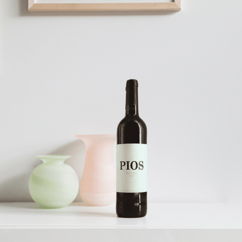 Bouteille de vin rouge naturel du Douro au Portugal par Quinta de Vale de Pios : Pios. Un vin nature à partager, en importation privée au Québec. Parfait pour vos accords mets-vins grâce à la sélection de Le vin dans les voiles.