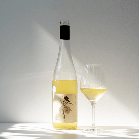 Bouteille de vin blanc, en biodynamie, de l'Allemagne par le vigneron Leon Gold : Pur Blanc. Un vin nature à se procurer en importation privée au Québec. Parfait pour vos accords mets-vins grâce à la sélection de Le vin dans les voiles.