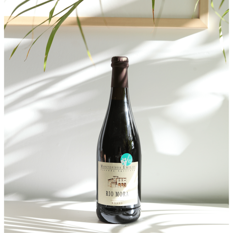 Bouteille de vin rouge frizzante de l'Émilie-Romagne en Italie par Elisabetta Montesissa : Rio Mora. Un vin nature à partager, en importation privée au Québec. Parfait pour vos accords mets-vins grâce à la sélection de Le vin dans les voiles.