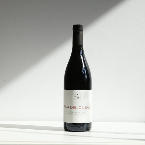Bouteille de vin rouge de l'Émilie-Romagne en Italie par le Domaine Casè : Riva del Ciliegio. Un vin nature à partager, en importation privée au Québec. Parfait pour vos accords mets-vins grâce à la sélection de Le vin dans les voiles.