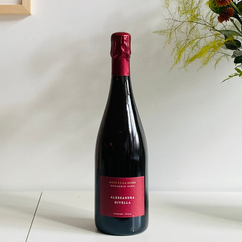 Bouteille de vin mousseux biologique de la Lombardie en Italie par Alessandra Divella : Rosé de saignée. Un vin nature à se procurer en importation privée au Québec. Parfait pour vos accords mets-vins grâce à la sélection de Le vin dans les voiles.
