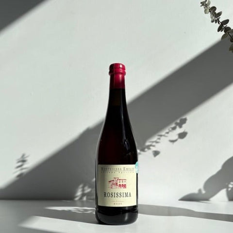 Bouteille de vin rosé frizzante de l'Émilie-Romagne en Italie par Elisabetta Montesissa : Rosissima. Un vin nature à partager, en importation privée au Québec. Parfait pour vos accords mets-vins grâce à la sélection de Le vin dans les voiles.