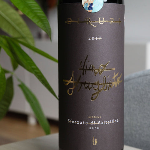 Bouteille de vin rouge biologique, nebbiolo de la Lombardie par le Domaine Dirupi : Sbagliato Sforzato di Valtellina. Un vin nature à se procurer en importation privée au Québec. Parfait pour vos accords mets-vins grâce à la sélection de Le vin dans les voiles.