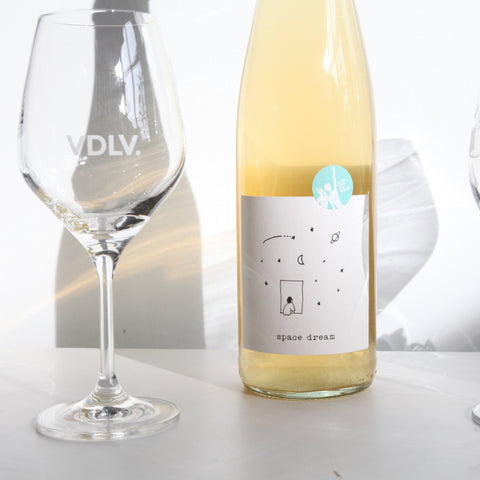 Bouteille de vin blanc de la Moselle en Allemagne par le vigneron Jan-Philipp Bleeke : Space Dream. Un vin nature à partager, en importation privée au Québec. Parfait pour vos accords mets-vins grâce à la sélection de Le vin dans les voiles.