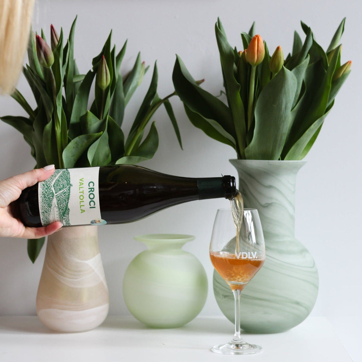 Bouteille de vin orange de l'Émilie-Romagne en Italie par Massimiliano Croci : Valtolla bianco. Un vin nature à partager, en importation privée au Québec. Parfait pour vos accords mets-vins grâce à la sélection de Le vin dans les voiles. (image : 2 sur 2)