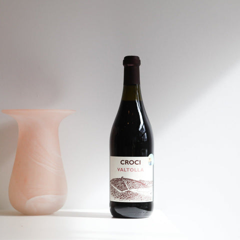 Bouteille de vin rouge de l'Émilie-Romagne en Italie par Massimiliano Croci : Valtolla rosso. Un vin nature à partager, en importation privée au Québec. Parfait pour vos accords mets-vins grâce à la sélection de Le vin dans les voiles.